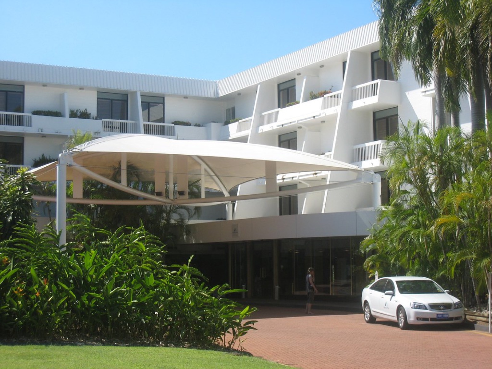 Alberca residencial moderna en el patio de una casa, ideal para el clima de Mexicali